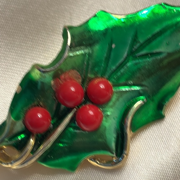 Beautiful vintage gold tone holly/berry brooch!! - Picture 2 of 5